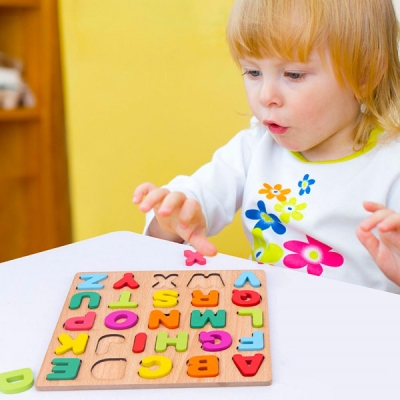 Puzzle din lemn cu alfabet, 26 de litere, Distractiv si imbunatateste dezvoltarea inteligentei cognitive