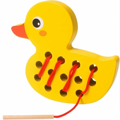 Jucarie de indemanare Ratusca cu gauri si snur, din lemn