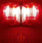 Set de lumini pentru placa de înmatriculare 12V / 24V Roșu / Alb 85mm x 67mm 2 bucăți