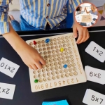 Tabla matematica educativa din lemn cu carduri pentru inmultire