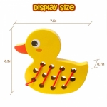 Jucarie de indemanare Ratusca cu gauri si snur, din lemn