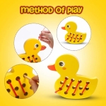 Jucarie de indemanare Ratusca cu gauri si snur, din lemn