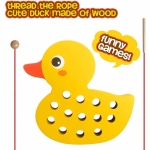 Jucarie de indemanare Ratusca cu gauri si snur, din lemn