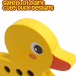 Jucarie de indemanare Ratusca cu gauri si snur, din lemn