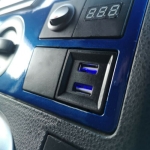 Incarcator USB dublu cu iluminare LED albastra pentru montaj dedicat Volkswagen Transporter / Caravelle T5 (2003 – 2009)
