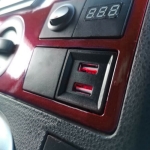 Incarcator USB dublu cu iluminare LED rosie pentru montaj dedicat Volkswagen Transporter / Caravelle T5 (2003 – 2009)