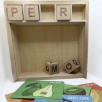 Puzzle educativ din lemn Fructe cu doua tipuri de carduri si cuburi din lemn, 3+ ani