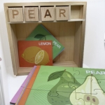 Puzzle educativ din lemn Fructe cu doua tipuri de carduri si cuburi din lemn, 3+ ani