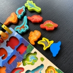 Joc educativ din lemn, sortator de culori, cifre, forme geometrice, dinozauri si joc de pescuit cu magnet