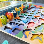 Joc educativ din lemn, sortator de culori, cifre, forme geometrice, dinozauri si joc de pescuit cu magnet