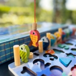 Joc educativ din lemn, sortator de culori, cifre, forme geometrice, dinozauri si joc de pescuit cu magnet
