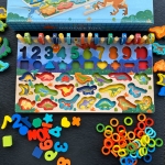Joc educativ din lemn, sortator de culori, cifre, forme geometrice, dinozauri si joc de pescuit cu magnet