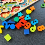 Joc educativ din lemn, sortator de culori, cifre, forme geometrice, dinozauri si joc de pescuit cu magnet