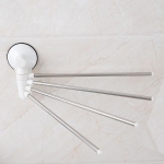 Suport cu ventuze pentru 4 prosoape, pentru perete, alb/gri